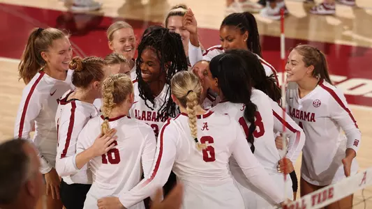 Volleyball team celebrates point from Chasie Campbell