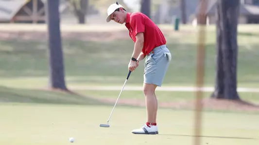 Thomas Ponder putting