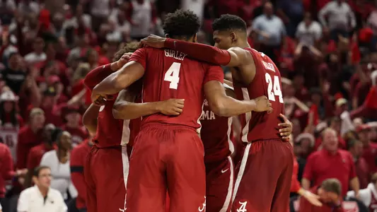 mensbasketball-action-20230111TeamHuddle