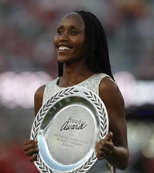 Mercy Chelangat accepting the Honda Award