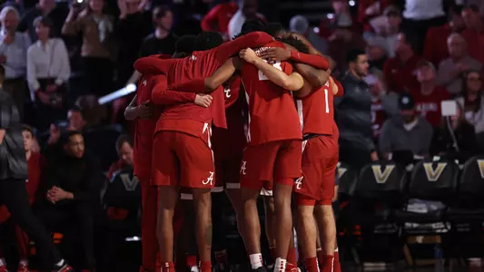 mensbasketball-action-20230117TeamHuddle