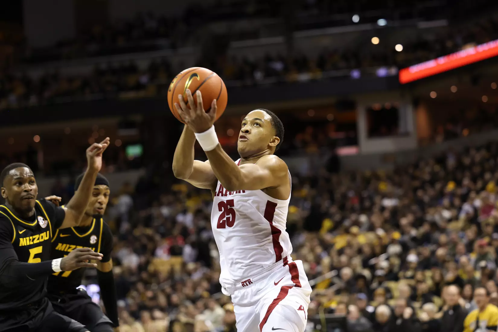 Alabama Guard Nimari Burnett (25) shoots a layup against Mizzou at Mizzou Arena in Columbia, MO on Saturday, Jan 21, 2023.