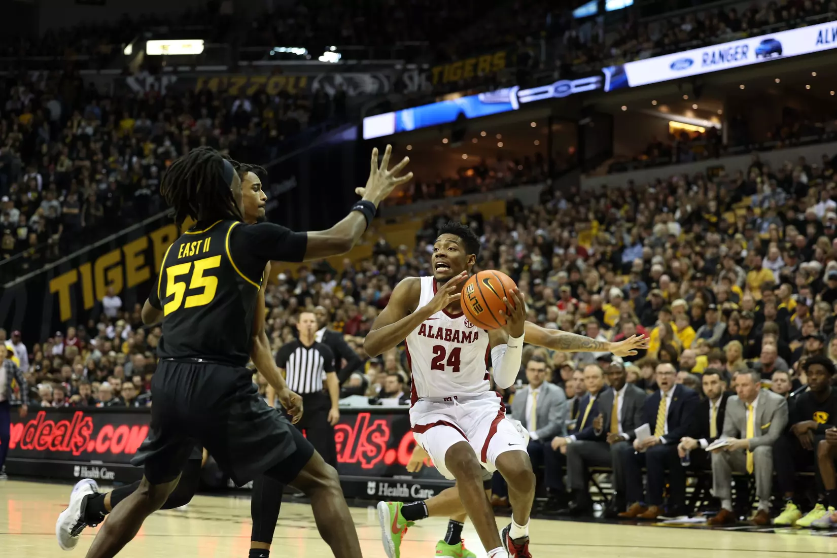 Alabama Forward Brandon Miller (24) drives the lane against Mizzou at Mizzou Arena in Columbia, MO on Saturday, Jan 21, 2023.