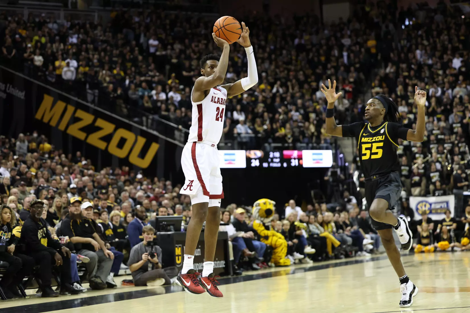 Alabama Forward Brandon Miller (24) shoots the ball against Mizzou at Mizzou Arena in Columbia, MO on Saturday, Jan 21, 2023.