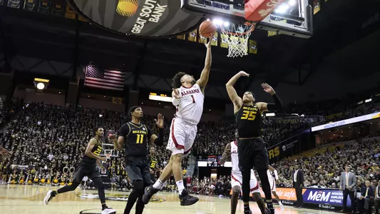 mensbasketball-action-20230121MarkSears