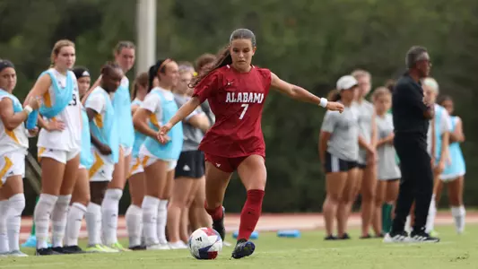 Gessica Skorka dribbles the ball