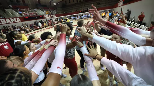 Alabama volleyball team breaks huddle after a timeout vs. Tennessee (Oct. 4, 2023)