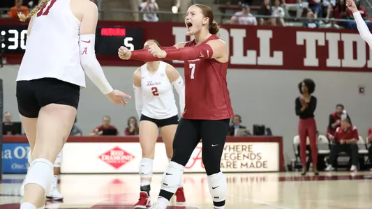 Victoria Schmer (7) celebrates in the match vs. Auburn (Oct. 29, 2023)