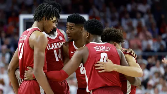 mensbasketball-action-20230211TeamHuddle