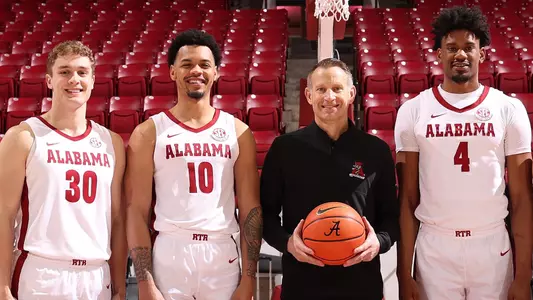 mensbasketball-action-20230209SeniorPhoto