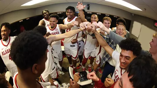mensbasketball-action-20230123LockerRoomHuddle