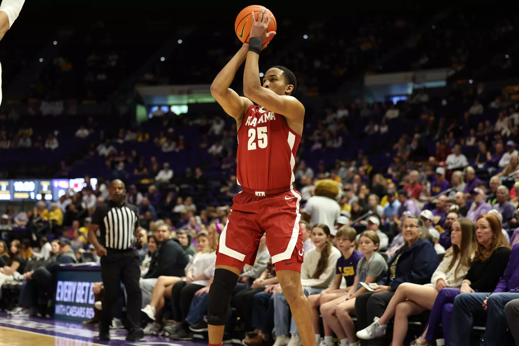 Alabama Guard Nimari Burnett (25) shoots the ball against LSU at Pete Maravich Center in Tuscaloosa, AL on Saturday, Feb 4, 2023.