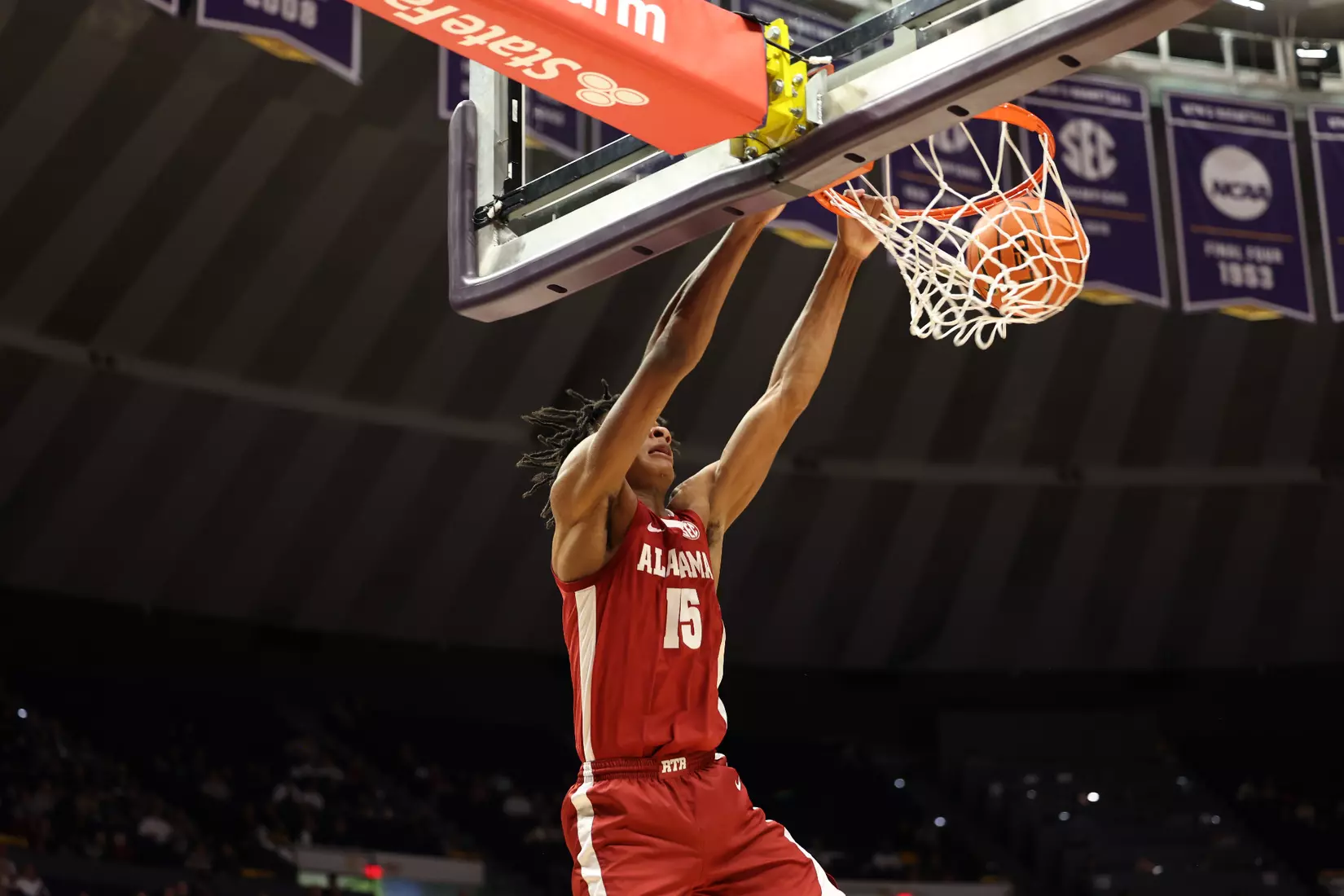 Alabama Forward Noah Clowney (15) dunks the ball against LSU at Pete Maravich Center in Tuscaloosa, AL on Saturday, Feb 4, 2023.