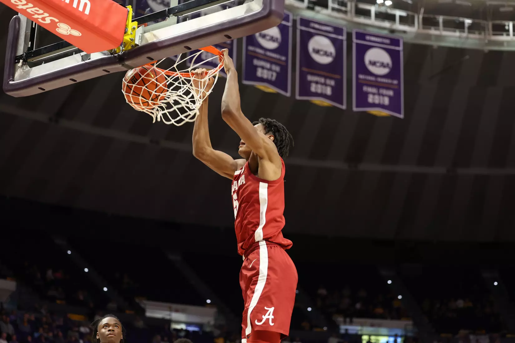 Alabama Forward Noah Clowney (15) dunks the ball against LSU at Pete Maravich Center in Tuscaloosa, AL on Saturday, Feb 4, 2023.