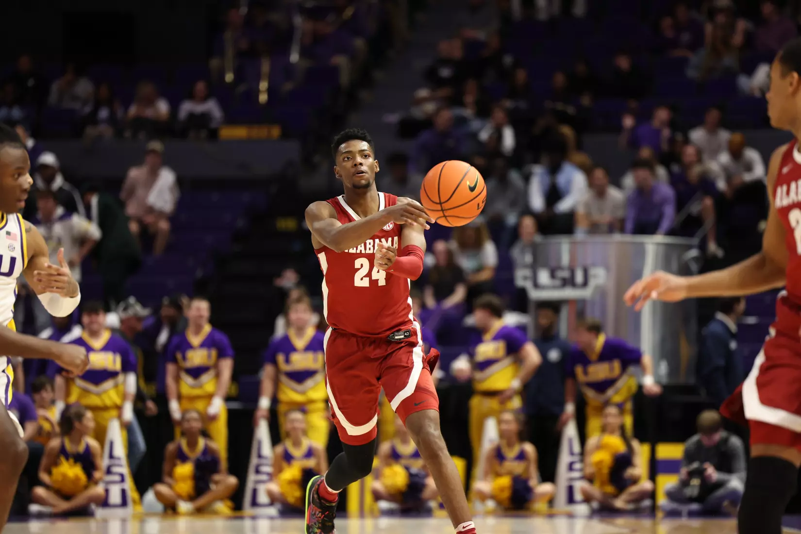 Alabama Forward Brandon Miller (24) passes the ball against LSU at Pete Maravich Center in Tuscaloosa, AL on Saturday, Feb 4, 2023.