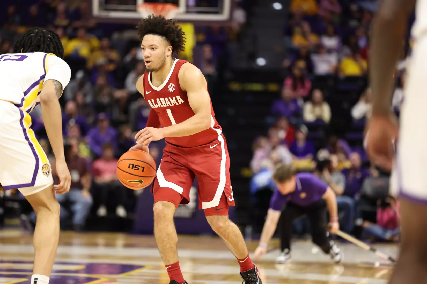 Alabama Guard Mark Sears (1) dribbles the ball against LSU at Pete Maravich Center in Tuscaloosa, AL on Saturday, Feb 4, 2023.