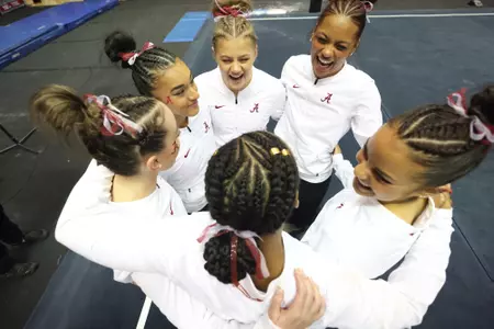 Alabama's senior class celebrates the win