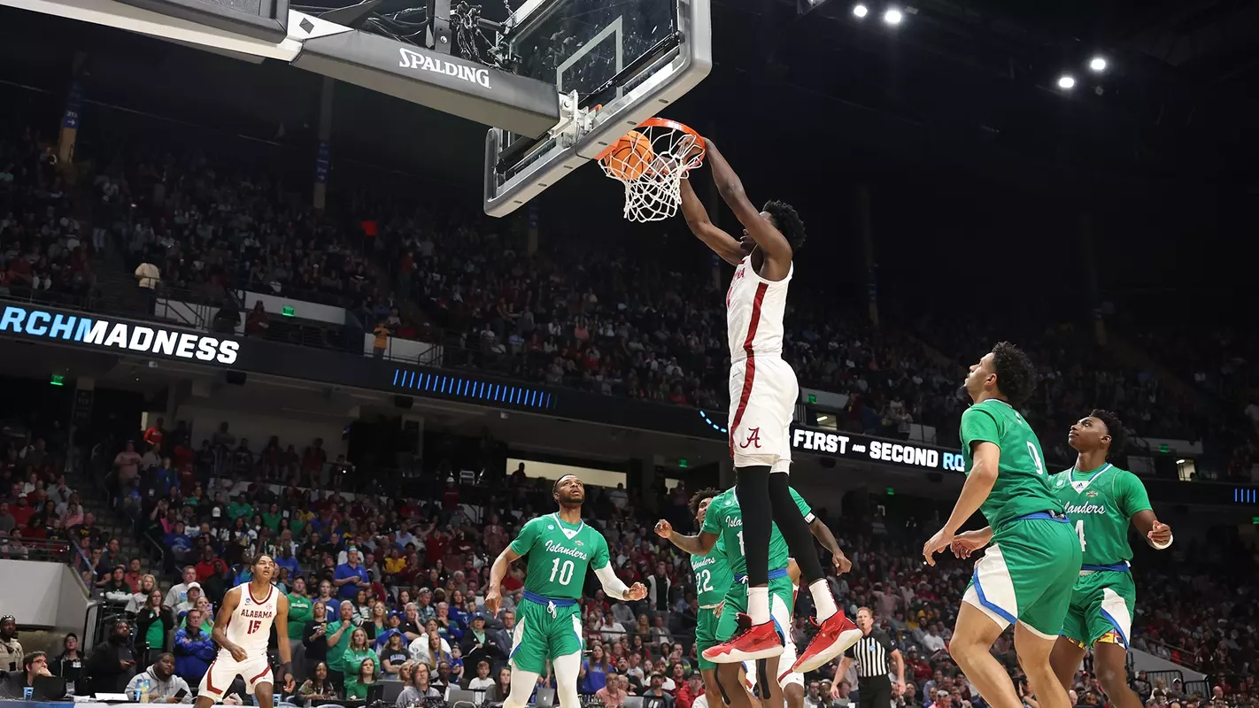 mensbasketball-action-20230316CharlesBediako