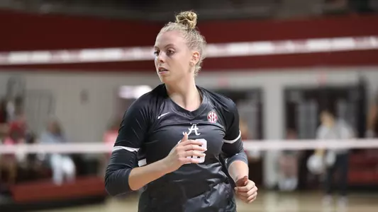 Kyla Dunaway warming up before the match.