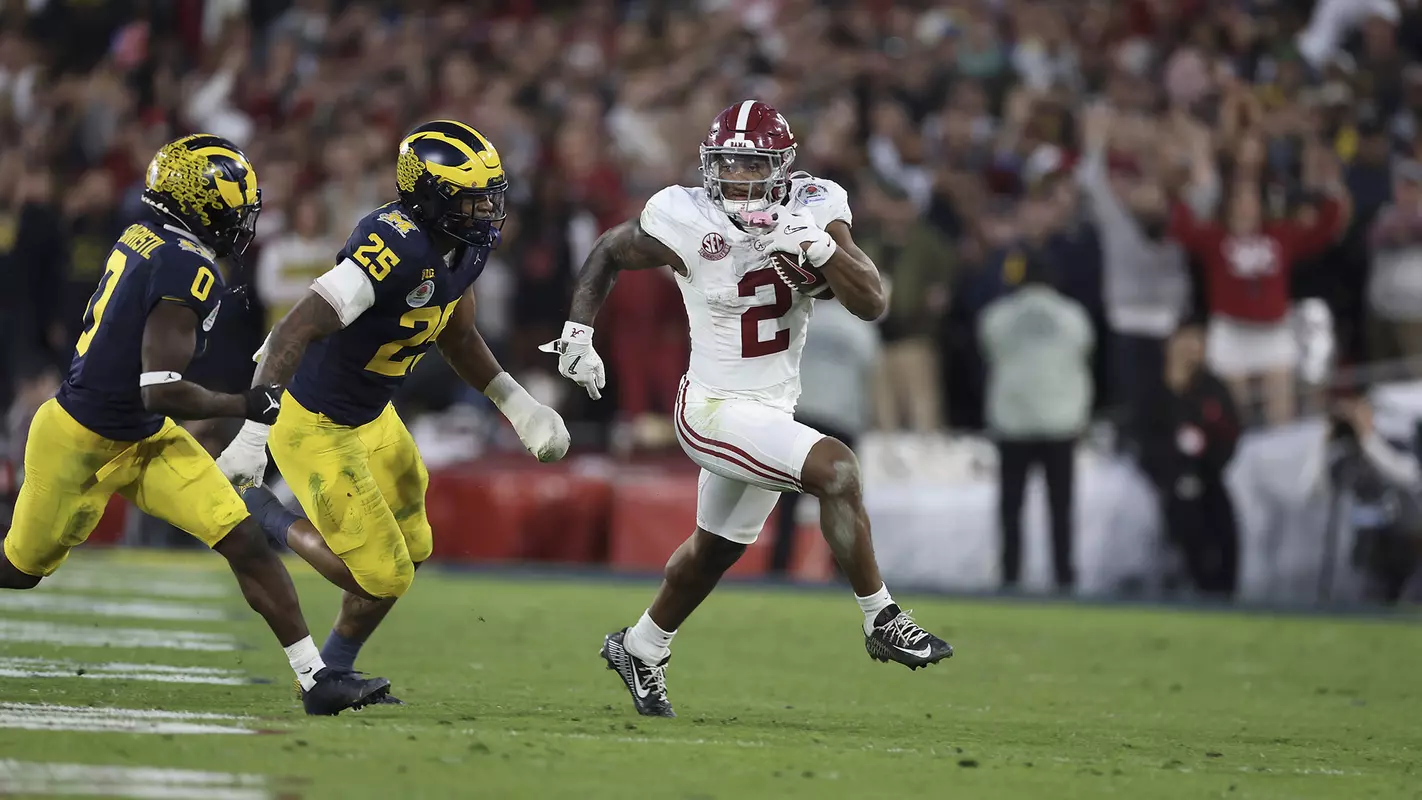 Alabama running back Jase McClellan (2) runs the ball against Michigan at The Rose Bowl in Pasadena, CA on Monday, Jan 1, 2024.