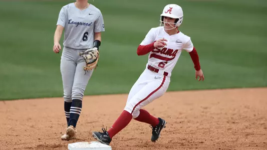 Alabama softball player Kinley Pate makes it on base,