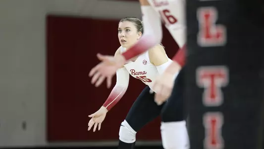 Alabama volleyball player Lily Hopkins waiting to receive the ball.