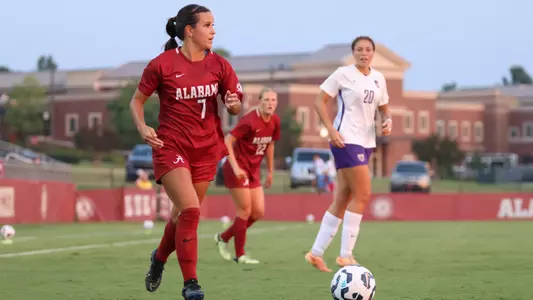 Gessica Skorka dribbles the ball