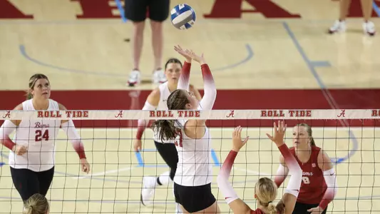 Hannah Parant (27) sets the ball during an intrasquad scrimmage (Aug. 17, 2024)