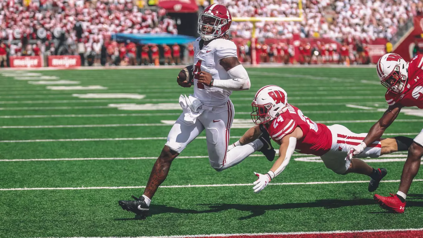 Jalen Milroe running the ball in for a touchdown against Wisconsin