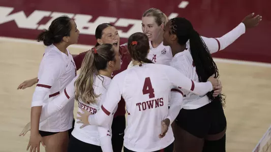 Alabama volleyball players celebrate after a point vs. Florida State (Sept. 21, 2024)