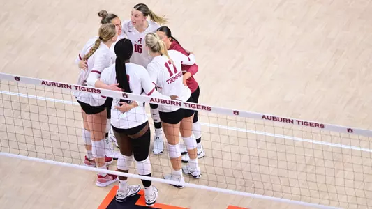 Alabama volleyball team huddle at Auburn (Sept. 29, 2024)