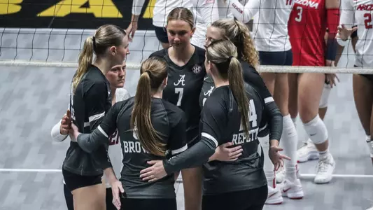 Alabama volleyball team huddle vs. Arizona (Sept. 7, 2024)