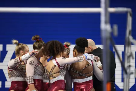 Alabama Gym Huddle at Kentucky