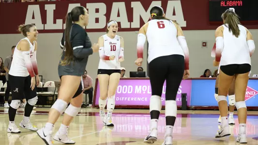 Alabama volleyball celebrating vs. Texas (Oct. 12, 2025)
