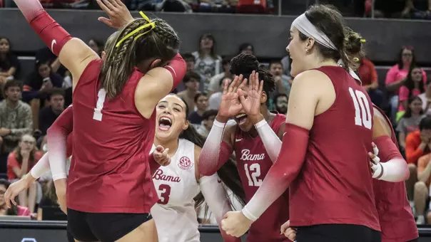 Hannah Parant (1) celebrates with her teammates after getting an ace vs. Auburn (Sept. 26, 2025)