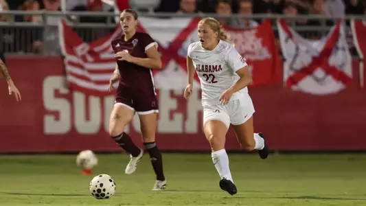 Alabama Soccer Player Leah Kunde (22) in action against Mississippi State at University of Alabama Soccer Complex in Tuscaloosa, AL on Sunday, Oct 19, 2025.