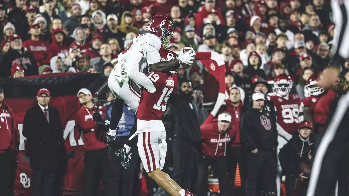 Germie Bernard catching the football against Oklahoma