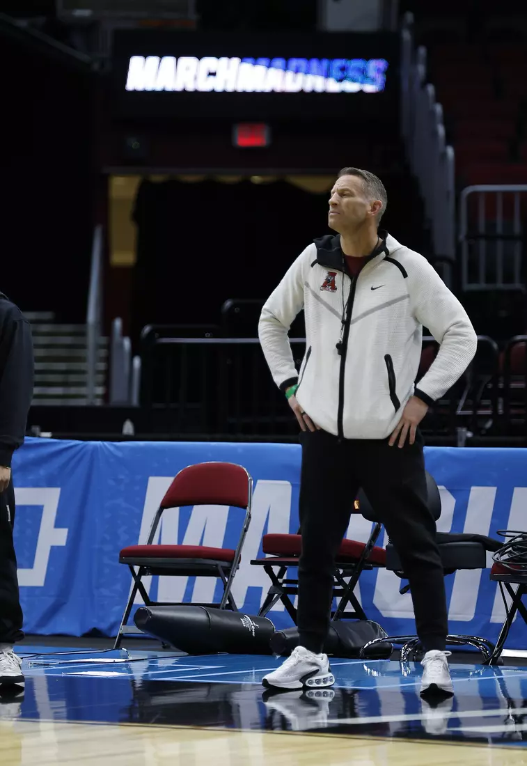 Alabama basketball coach Nate Oats watches practice at Rocket Arena in Cleveland, OH on Saturday, Mar 22, 2025.