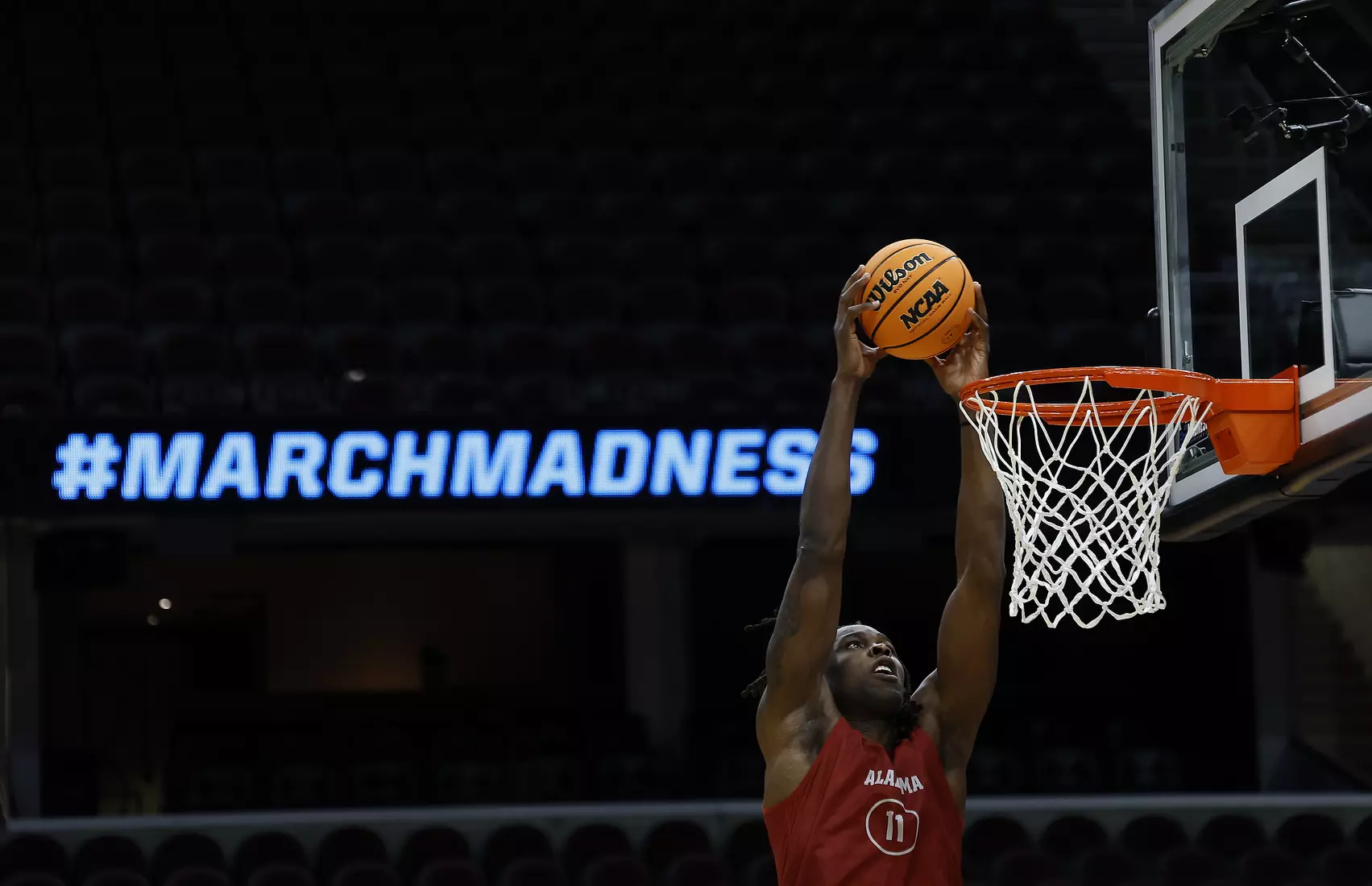 Alabama center Clifford Omoruyi (11) dunks the ball at Rocket Arena in Cleveland, OH on Saturday, Mar 22, 2025.