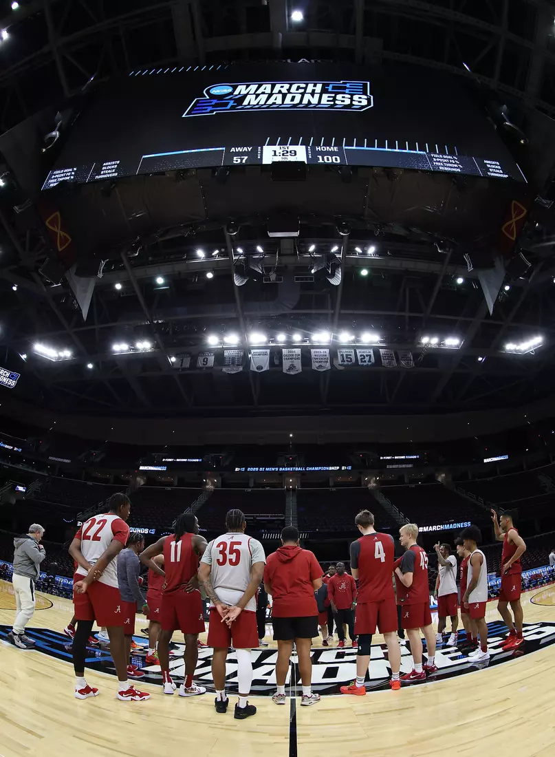 The Alabama Basketball Team gathers at mid court at Rocket Arena in Cleveland, OH on Saturday, Mar 22, 2025.