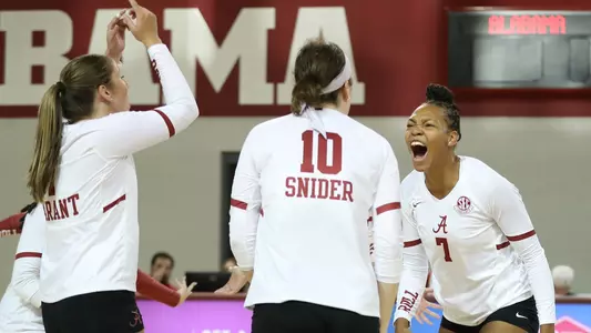Sarah Stevens (7) celebrates with teammates in an exhibition game vs. Lipscomb (Aug. 22, 2025)