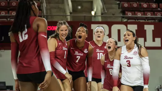 Alabama volleyball players celebrate after a point vs. Jacksonville (Aug. 29, 2025)
