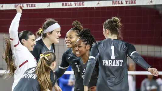 Alabama volleyball players celebrate vs. Memphis (Sept. 18, 2025)