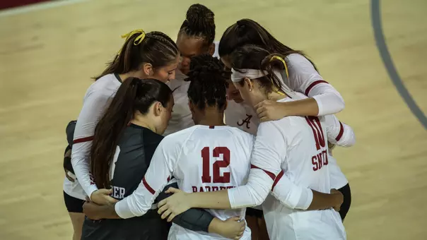 Alabama volleyball team huddle vs. UCF (Sept. 20, 2025)