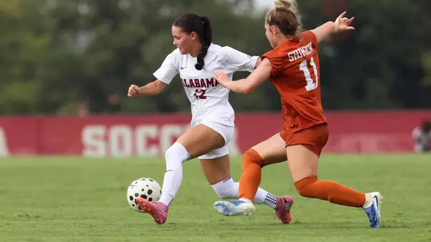 Cami Silva dribbles the ball