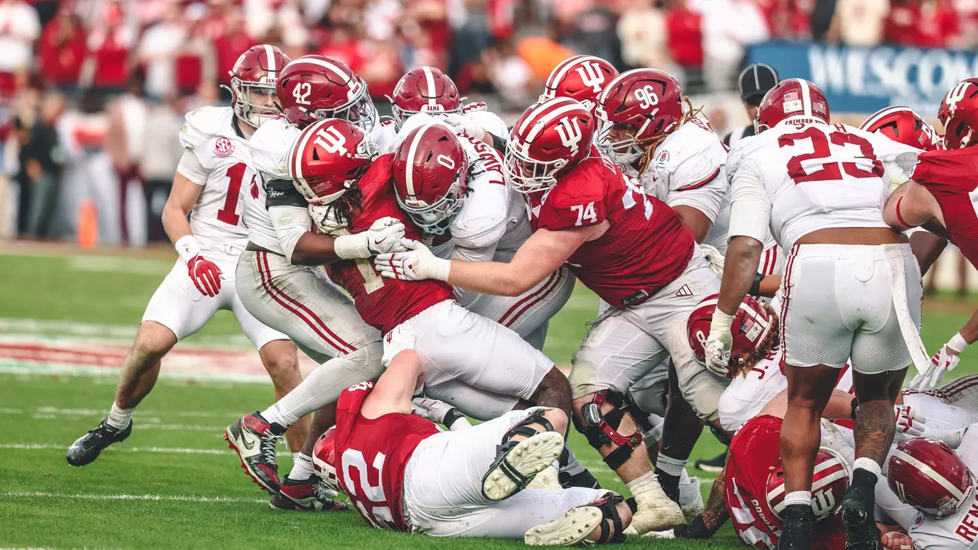 Alabama defense tackling the Indiana team at the Rose Bowl