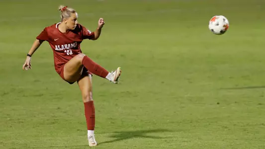 Leah Klurman (18) passes the ball vs. Vanderbilt (Oct. 18, 2026)