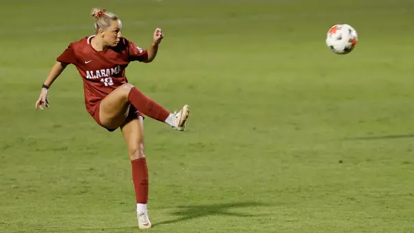 Leah Klurman (18) passes the ball vs. Vanderbilt (Oct. 18, 2026)