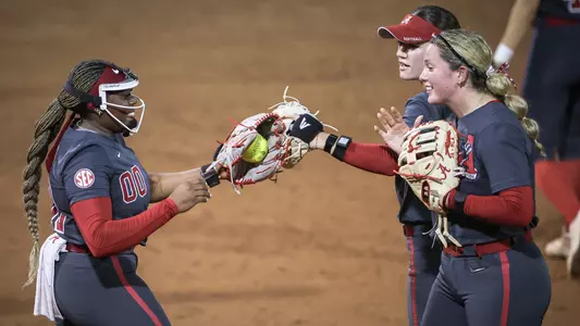 Alabama softball players gather in the pitching circle between batters vs. Florida State (Feb. 20, 2026)