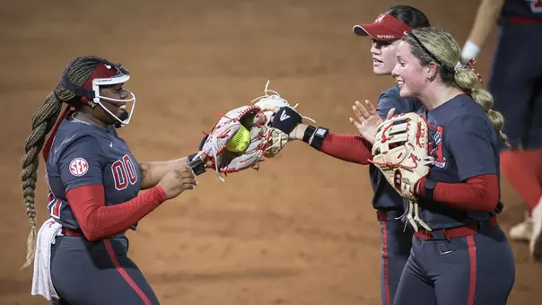 Alabama softball players gather in the pitching circle between batters vs. Florida State (Feb. 20, 2026)